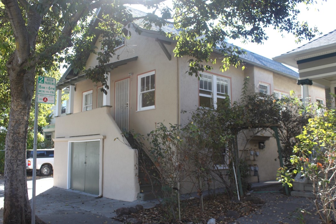 In Contract in Oakland, CA - Building Photo