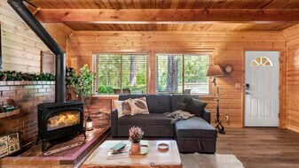 321 Paradise Dr in Ashford, WA - Building Photo