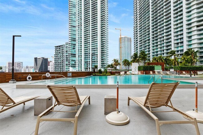 350 S Miami Ave in Miami, FL - Building Photo - Building Photo