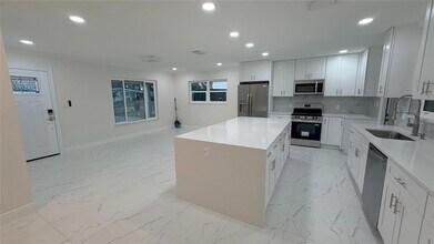 3727 Overlook Dr NE in St. Petersburg, FL - Building Photo - Building Photo