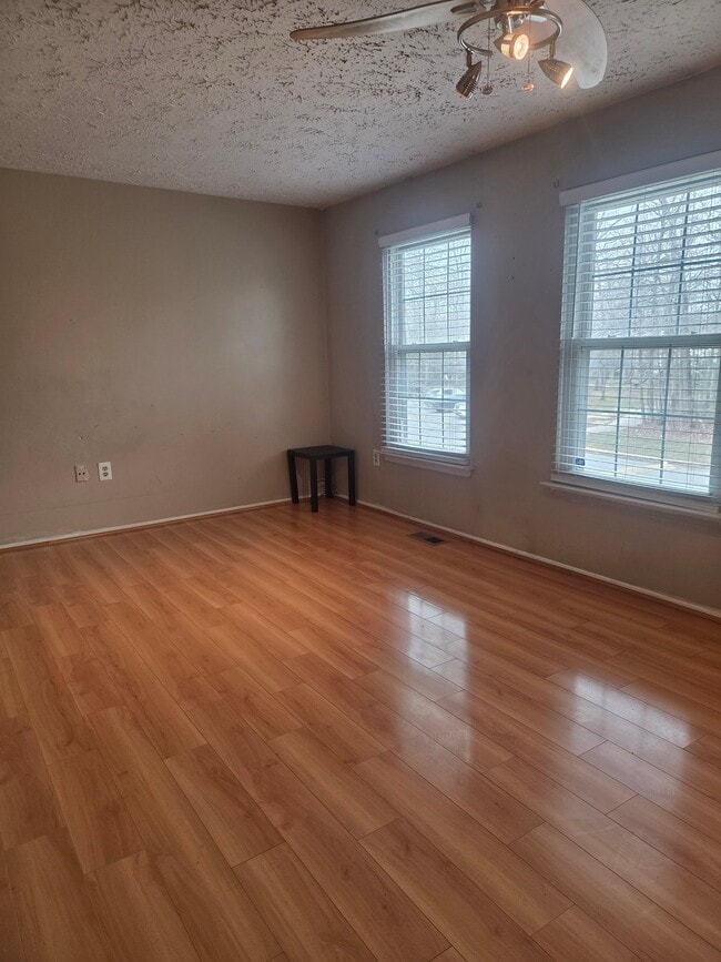 1598 Pin Oak Dr in Waldorf, MD - Foto de edificio - Building Photo