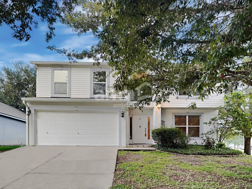 930 Mayfair St in Eustis, FL - Foto de edificio