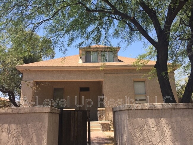 property at 721 E 6th St