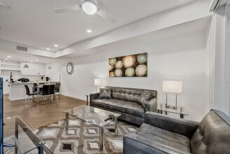 375 Camino De La Reina in San Diego, CA - Building Photo - Building Photo