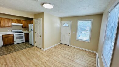 58 Kent St, Unit 1 in Quincy, MA - Foto de edificio - Building Photo