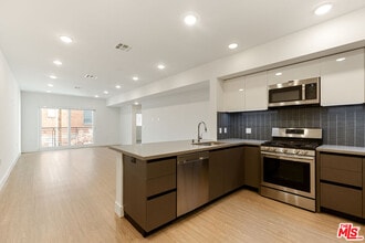 837 S Harvard Blvd in Los Angeles, CA - Foto de edificio - Building Photo