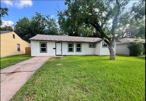 5915 Beldart St in Houston, TX - Building Photo