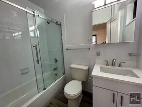 E 88th St, Unit 16Z in New York, NY - Foto de edificio - Building Photo