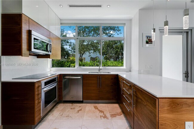 548 Fernwood Rd in Key Biscayne, FL - Building Photo - Building Photo