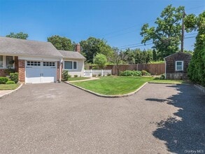 14 Harbor Ln in Glen Head, NY - Building Photo - Building Photo