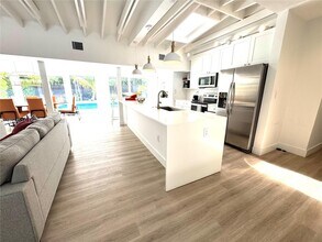 365 Caribbean Rd in Key Biscayne, FL - Foto de edificio - Building Photo