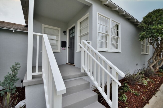 1350 Manhattan Beach Blvd in Manhattan Beach, CA - Building Photo - Building Photo