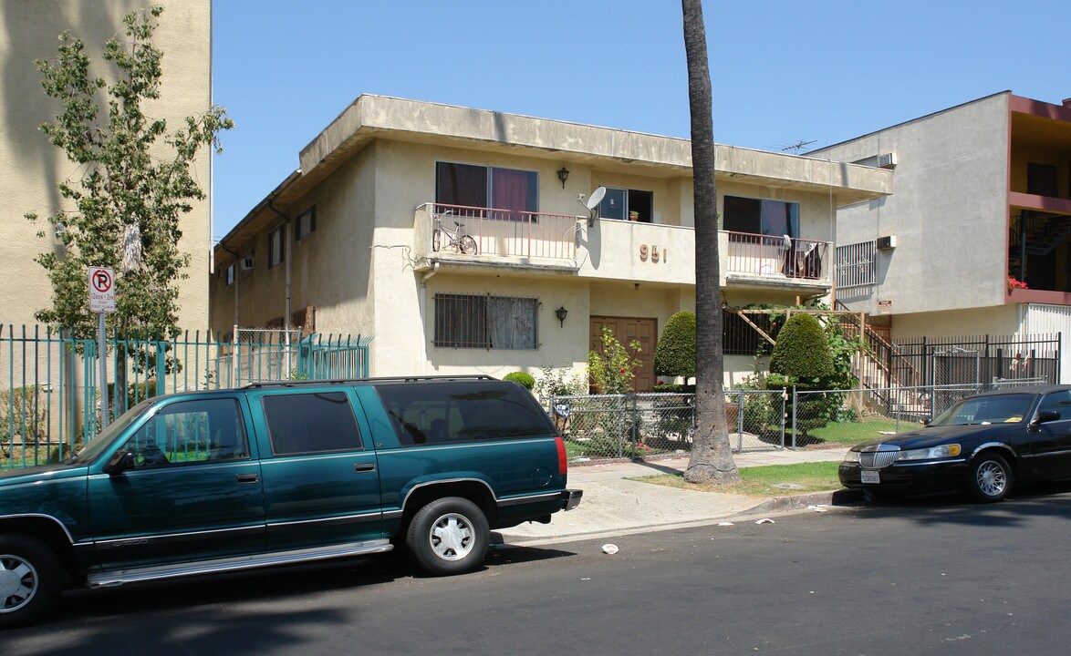 951 Menlo Ave in Los Angeles, CA - Building Photo