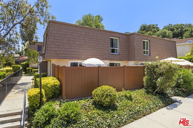 27462 Country Glen Rd in Agoura Hills, CA - Foto de edificio - Building Photo