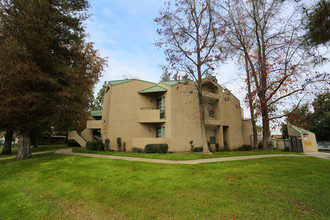 Teal Gardens in Bakersfield, CA - Building Photo - Building Photo