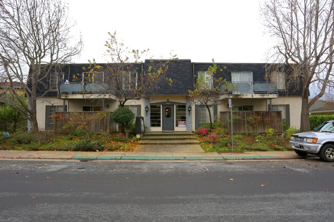 2712 Flores St in San Mateo, CA - Foto de edificio - Building Photo