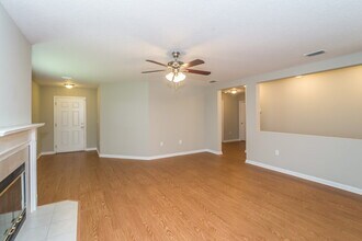 1071 Collinswood Dr W in Jacksonville, FL - Building Photo - Building Photo