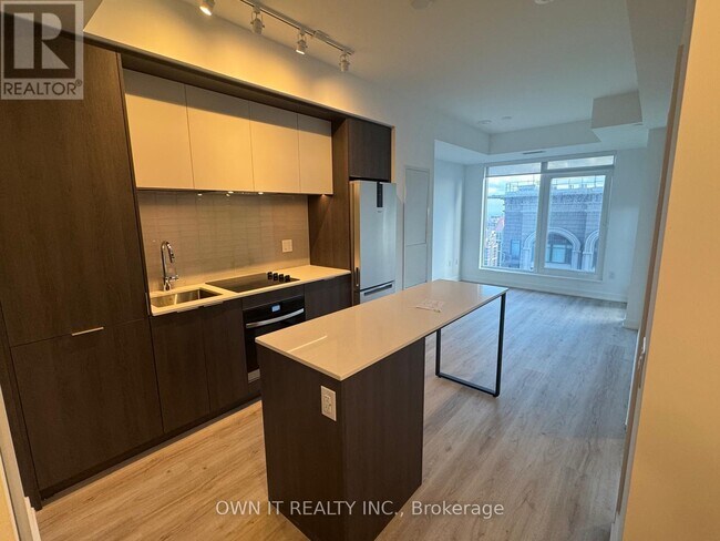 395 Square One Dr in Mississauga, ON - Building Photo - Building Photo