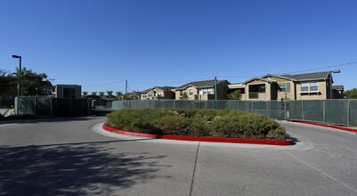 Highgrove Blossom Apartments in Riverside, CA - Foto de edificio - Building Photo