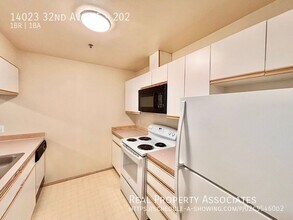 14023 32nd Ave NE in Seattle, WA - Building Photo - Building Photo