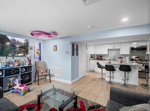 16 Washington Sq, Unit #1 in Revere, MA - Foto de edificio - Building Photo
