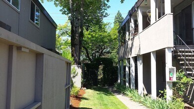 Kalani Apartments in Portland, OR - Building Photo - Building Photo