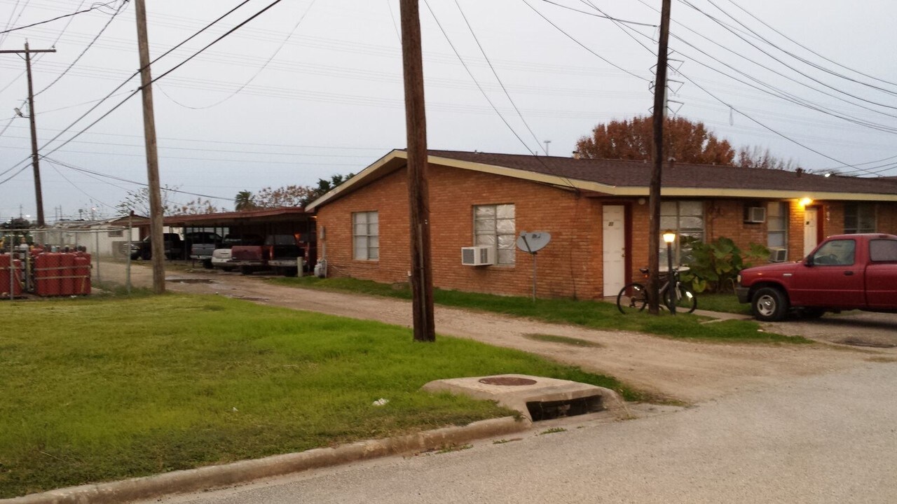 811 N Avenue F in Freeport, TX - Building Photo