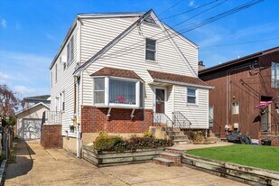 9 Graywood Rd in Port Washington, NY - Building Photo