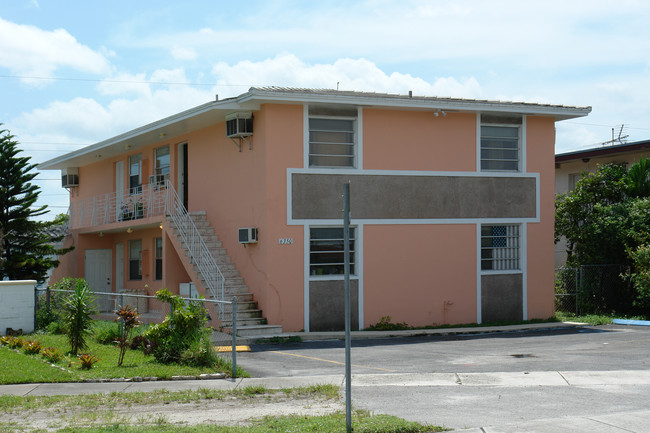 6350 W Flagler St in Miami, FL - Foto de edificio - Building Photo