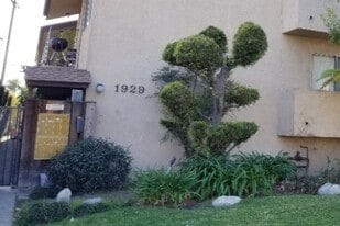 1929 S Barrington Ave in Los Angeles, CA - Building Photo