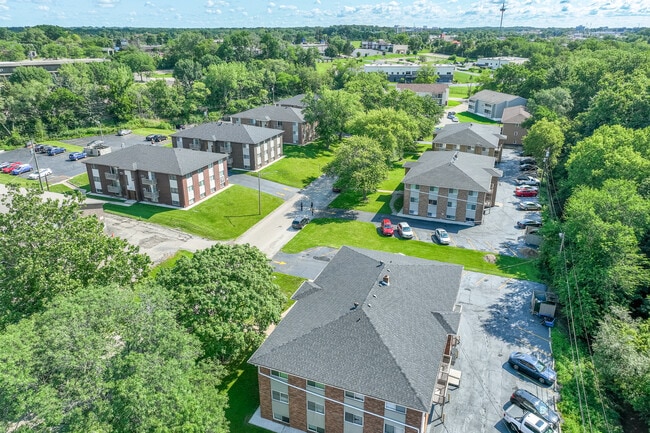 **CREEKVIEW PROPERTIES** in Rockford, IL - Building Photo - Building Photo