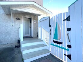 301 Butler Ave, Unit 301B in Tybee Island, GA - Building Photo