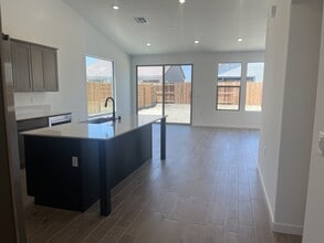 7319 Olive Wood Dr in Bakersfield, CA - Building Photo - Building Photo