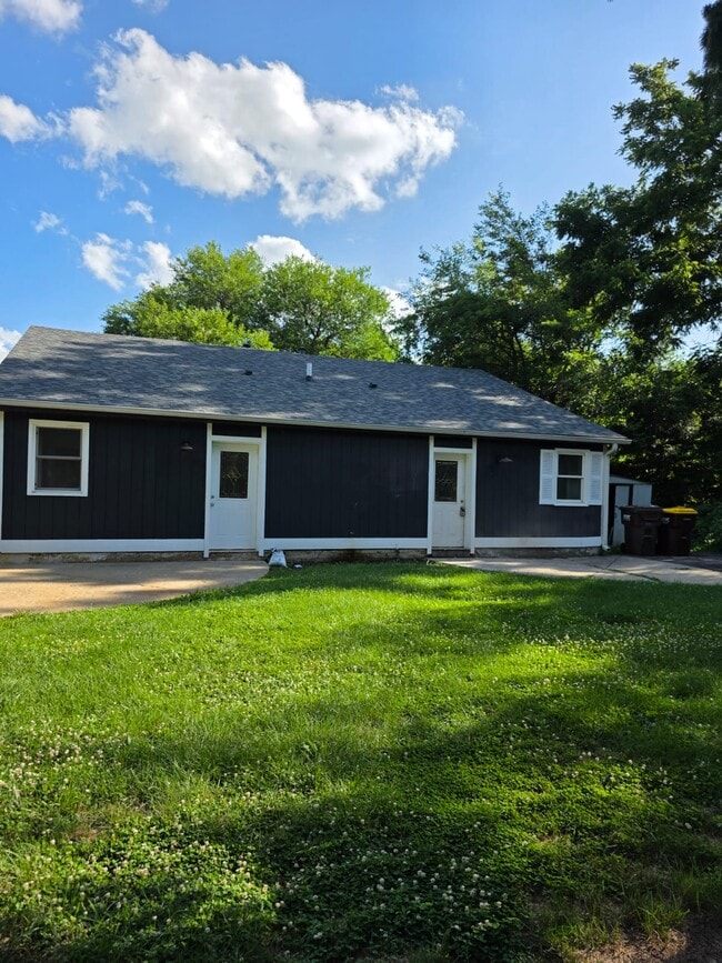 707 Amanda Ave in McHenry, IL - Foto de edificio - Building Photo