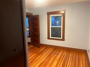 99 Putnam St, Unit Second floor in Bristol, CT - Foto de edificio - Building Photo
