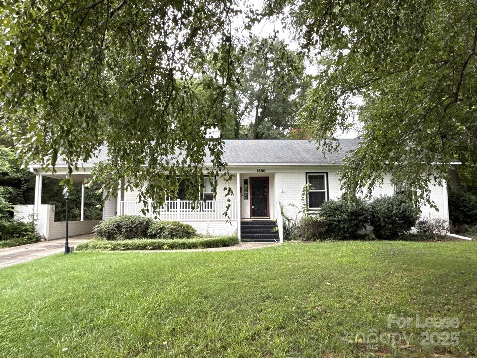 1600 Paddock Cir in Charlotte, NC - Building Photo