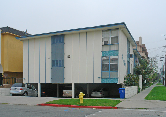 8560 Whitworth Dr in Los Angeles, CA - Foto de edificio - Building Photo