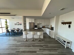 222 S Central Ave, Unit 340 in Los Angeles, CA - Building Photo - Building Photo