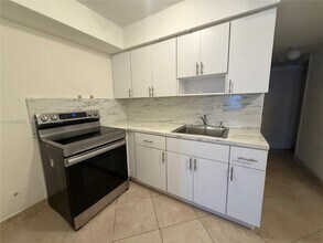 7917 West Dr in North Bay Village, FL - Foto de edificio - Building Photo