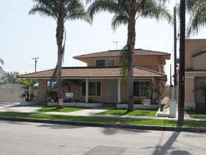 Pine Crest Apartments in Downey, CA - Building Photo - Building Photo