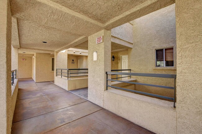 230 E Flamingo Rd in Las Vegas, NV - Building Photo - Building Photo