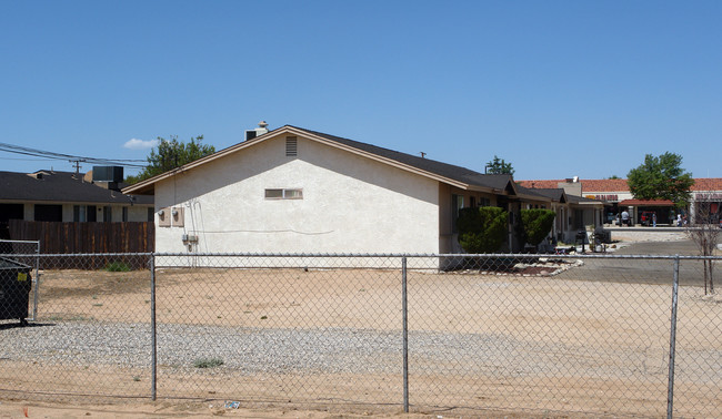 13525 Navajo Rd in Apple Valley, CA - Building Photo - Building Photo