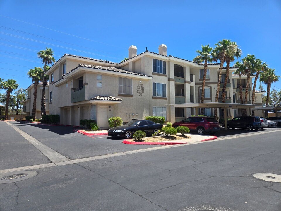 7189 S Durango Dr in Las Vegas, NV - Building Photo