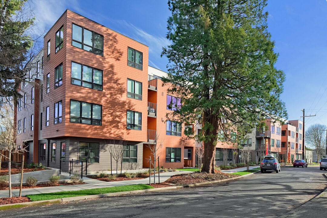 Moreland Crossing in Portland, OR - Building Photo