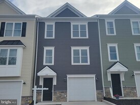 328 W 11th St in Front Royal, VA - Building Photo
