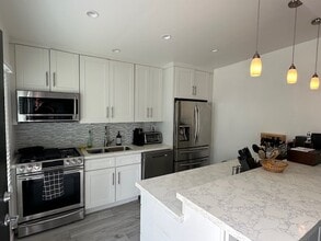 721 Loma Dr, Unit 721 Loma Drive in Hermosa Beach, CA - Foto de edificio - Building Photo