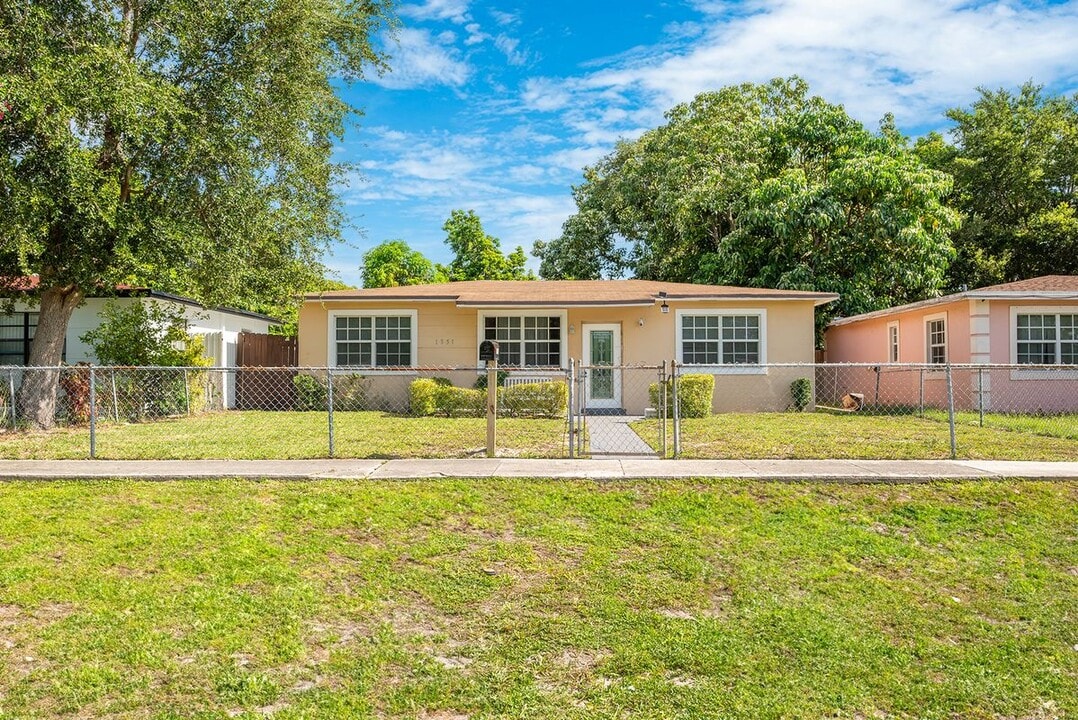 1351 NE 156th St in North Miami Beach, FL - Building Photo