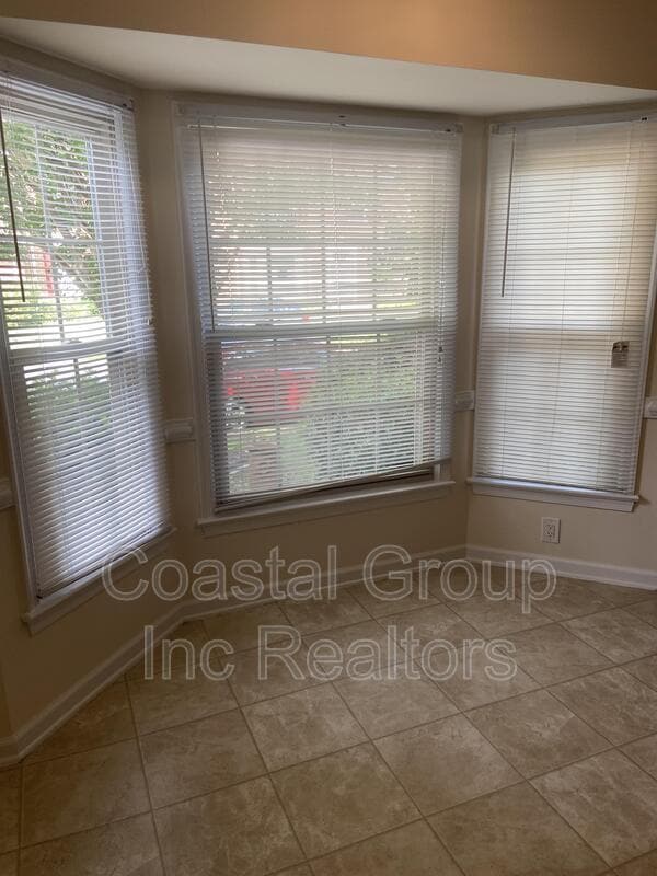 1020 Colonial Meadows Way in Virginia Beach, VA - Building Photo - Building Photo