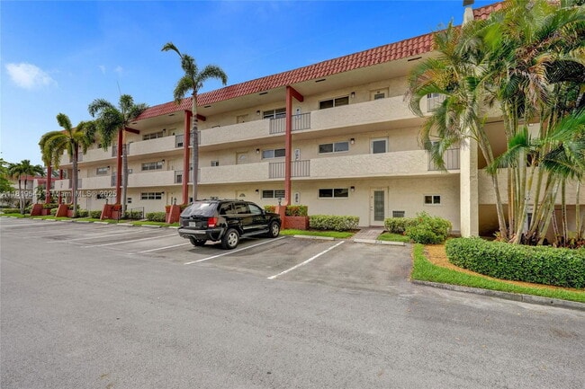 9410 N Hollybrook Lake Dr in Pembroke Pines, FL - Building Photo - Building Photo