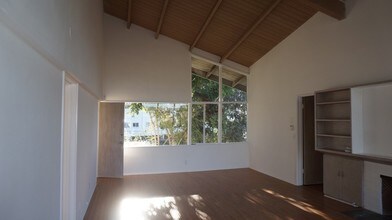 17050 W Sunset Blvd in Pacific Palisades, CA - Building Photo - Interior Photo